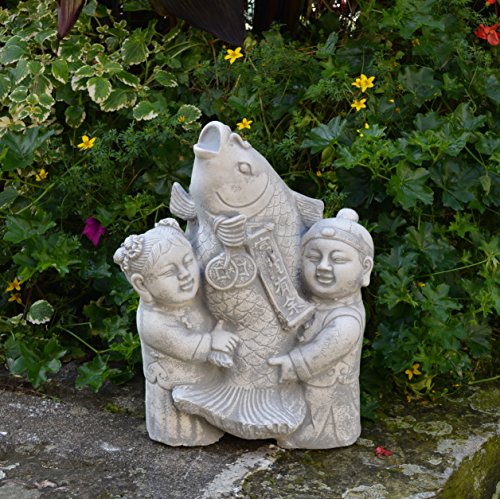 Lustige japanische Gartenfigur Koi Fisch mit Kinder Steinguss frostfest