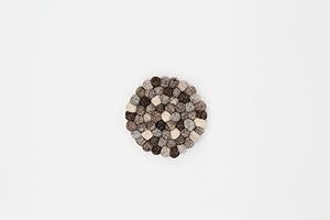 Grült Handgefertigte Untersetzer, Getränkematten mit Filzkugeln aus Nepal| Rund, 10 cm, 2er Set| Für Tassen, Becher, Pfannen, Töpfe, Vasen| Fair Trade, Eco-Friendly| Hitzebeständig, rutschfest