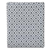 VIELFÄLTIG KOMBINIERBAR: das zeitlose Design der Decke passt als Deko aufs Bett oder für gemütliche Abende auf dem Sofa oder der Couch.