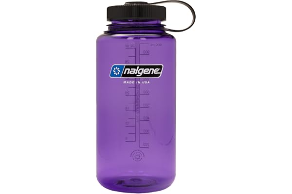 Nalgene Sustain Tritan BPA-fri vattenflaska tillverkad med material som härrör från 50% plastavfall, 32 oz, bred öppning, lil