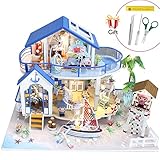 Das zweistöckiges Puppehaus besteht aus 4 Teile sowie ein Wohnzimmer, ein Schlafzimmer, Küche und Sandstrand.Zur Grundausstattung gehören Tapeten, Bodenbeläge und Lampensteckplätze.Das Puppenhaus liegt direkt am Strand, hat einen eigenen Strand.