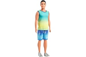 Barbie Fashionistas Ken-Puppe Nr. 236 mit schwarzen Haaren, einem blau-grünen Ombré-Tanktop, Jeans-Shorts und silberfarbenen Sneakern, HYV00