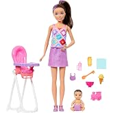 Barbie Bebek Bakıcısı Skipper oyun seti, kahverengi sa&ccedil;lı yetişkin ve k&uuml;&ccedil;&uuml;k bebek, mama sandalyesi ve yiyecek dahil 8 aksesua