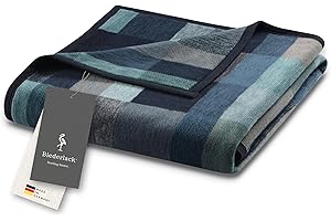 ‎BIEDERLACK biederlack® Flauschige Kuscheldecke aus Baumwollmischgewebe I Made in Germany I Öko-Tex I nachhaltig produziert I Wohndecke Color Squares Dark Blue in dunkelblau-grau I Sofa-Decke in 150x200 cm
