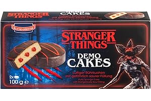 KUCHEN MEISTER KuchenMeister Stranger Things Demo Cakes 2 x 50 g | Luftige Mini-Rührkuchen | Gefährlich saure Füllung | Mit dunkler, zarter Kakaoglasur | Exklusives Lizenzprodukt | 1 x 100 g
