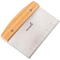 Raschietto per Pasta Multiuso in Acciaio Inox, Raschietto per Pasta Professionale in Acciaio Inox con Scala e Manico, utilizzato per impasti Pane Pizza Pasticceria Pasticceria Formaggi-Red