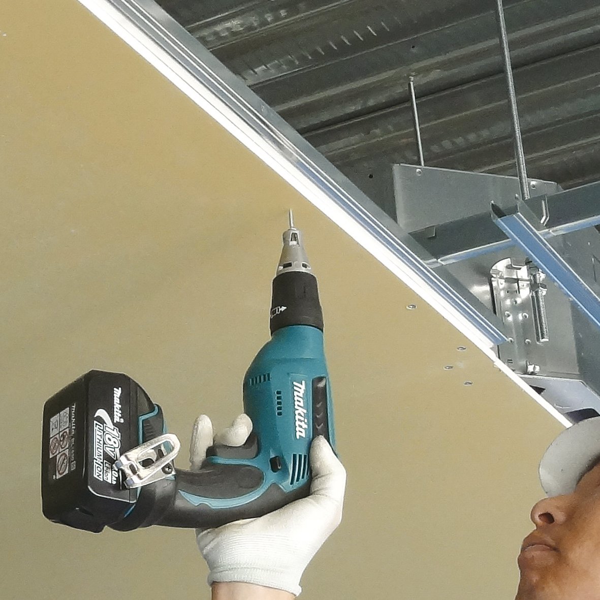Makita-Akku-Schnellbauschrauber-18-V-2-Akkus-und-Ladegert-im-Makpac-DFS451RFJ