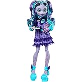 Monster High Kolej ceketi, yıllık, kutu oyunu ve kurabiyelerle oyun kul&uuml;b&uuml; temalı Gizemli Yıllık Twyla bebek ve aksesuar seti