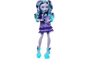 Monster High Fearbook Twyla, Muñeca con Vestido Morado con Volantes, anuario, Chaqueta de Estilo Universitario y Accesorios de Moda, Juguete Regalo para niños y niñas +4 años, HXW31