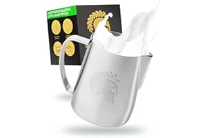 Barista Legends® ARES - Bricco per latte professionale in acciaio inox, colore argento, 600 ml, con beccuccio "Ultra Sharp", bricco per schiuma di latte complesso, motivo a livello di campionato