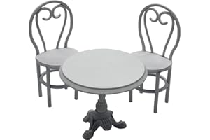 FUNSHOWCASE Metal blanco de mesa bistro con 2 sillas diseño de exteriores o de interior de ferrocarril para 1/12 casa de muñecas jardín de hadas Mini jardín