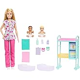 Barbie Kariyer Bebekleri &ccedil;ocuk doktoru oyun seti, &uuml;niforma giyen sarışın Barbie bebek, 2 bebek fig&uuml;r&uuml;, muayene masası ve akse