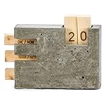 Microstudio - Calendario perpetuo da tavolo in cemento, legno e sughero. L&rsquo;interpretazione di Microstudio del set da...
