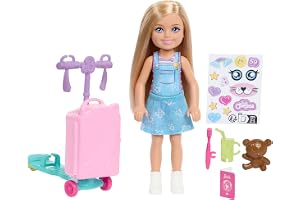 Barbie Club Chelsea Docka med gränslöst äventyr och tillbehör | Liten docka med skoterväska och resetillbehör, från 3 år, JMJ