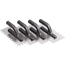 Mens Die Een Muur Pleisteren Die Het Drijven Regel Gebruiken Om De Vlakheid Te Controleren Image84679635