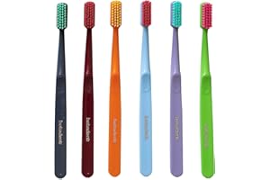 Betadent 1 SPAZZOLINO MEDIUM. Setole medie con punte arrotondate per un'azione antiplacca delicata, ma efficace. Un pezzo, colori assortiti.