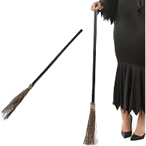 Strega Di Halloween Bionda in Vesto Nero Con La Scopa. Immagine Stock