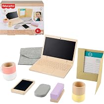 Vue latérale femme avec ordinateur portable et vieux objets | Photo Vue latérale femme avec ordinateur portable et vieux objets | Photo