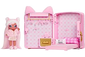 Na! Na! Na! Surprise 3-in-1 Zaino Camera da Letto con Bambola alla Moda - REENA DE LA ROSA - Include zainetto color rosa con orecchie di gatto, armadio con cuscini e coperta - Età: 5+ anni
