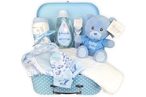 BABY BOX SHOP Zestaw Prezentowy dla Noworodka - Ręcznie Pakowane Niebieskie Pudełko na Pamiątki w Formie Walizki, Pluszak Miś, Muślinowe Powijaki, Ubranka dla Noworodka Chłopca, Prezent na Baby Shower