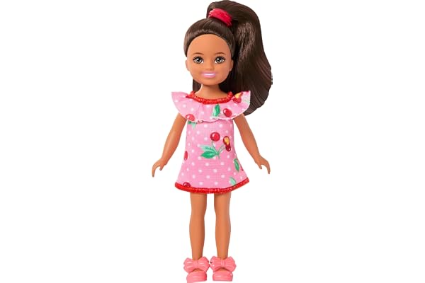 Barbie Poupée Famille et Amis Club Chelsea Lula de 15 cm aux Cheveux Bruns Portant Une Robe Amovible à imprimé Cerises et des Sandales, JJB35
