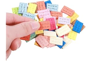 Lnngub 50 Stück Handmade Label, PU Handmade Label zum Annähen 2 x 1,2 cm Kleine Hand Made PU Leder Nähen Etiketten für Jeans, Taschen, Schuhe, Hüte, DIY-Kunsthandwerk(Mehrfarbig) - Zufällige Farbe ≥ 6