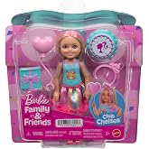 Sarı sa&ccedil;larında pembe me&ccedil;ler olan ve doğum g&uuml;n&uuml; temasına uygun renkli bir elbise giyen 15 cm'lik k&uuml;&ccedil;&uuml;k Barbie Club Chelsea be
