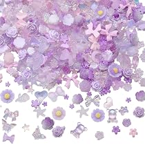 SUNNYCLUE Nagel Charms Set – 420 Stück Lila Harz-Dekorationen Mit Herz, Schmetterling, Bär & Blume