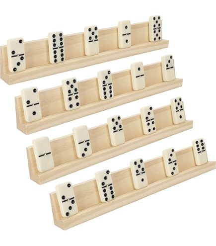 Piramide Van Houten Dominostenen Op Houten Vloer Die Over Een Kettingreactie Valt Image281718779