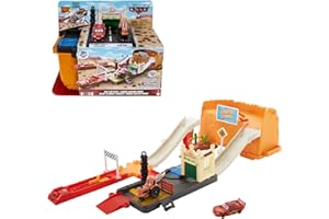 MATTEL Disney Pixar Cars Conjunto de Juego Race & Go - Caja con 20+ Accesorios - Incluye Coche Rayo McQueen y Tractor - Regalo para Niños de 4+ Años, HND02