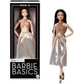 Mattel Barbie Basics eklemleri b&uuml;k&uuml;lebilen koleksiyona uygun sarı sa&ccedil;lı bebek, beyaz baskılı pantolon ve standart kalıp kıyaf