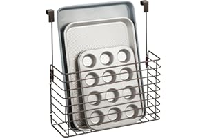 mDesign Cesta de almacenamiento para colgar sobre el armario, organizador de utensilios de horno de metal y soporte para tabla de cortar, excelente solución de almacenamiento de cocina, color bronce