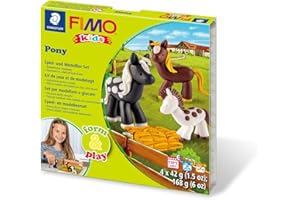 Staedtler 8034 08 LY Fimo kids form&play Set Pony (superweiche, ofenhärtende Knete, kinderleichte Anleitung, wiederverschließbare Box, Set mit 4 Fimo Blöcken, 1 Modellierstab und 1 Spielkulisse)