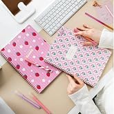 PAPERORA A4 Spiralli Karton Kapak 2&rsquo;li Set D&uuml;z &Ccedil;izgisiz Okul Defteri 80 yaprak, Ders Programlı &Ccedil;ilek