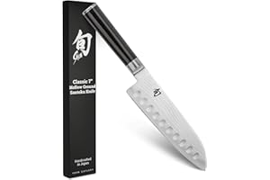 KAI Shun Classic Santoku 18 cm Longueur de Lame avec Bordure Granton - Couteau Damas 32 Couches Noyau VG Max - 61 (±1) HRC - Manche en Pakkawood - Fabriqué au Japon - Couteau de Chef Japonais Forgé