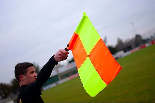Lot de 2 drapeaux de touche - Fanions d’arbitre assistant football - Parfait pour les matchs de foot officiels et les tournois ! - Sac de transport inclu