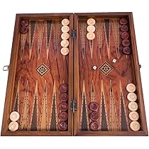 Katta kokrakli mulatto Uzun oyoqli fotosini kokraklariga qollarini ishqalaydi