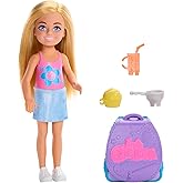 Barbie Chelsea Aile ve Dostlar Kapkek Pişirme &Ccedil;antası, sarışın Chelsea bebek, pişirme temalı aksesuarla ile takılabilir sırt 