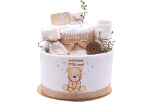 ‎TREND MAMA KEIN STREICHELZOO Trend Mama® | Musselin Windeltorte | bedrucktes Musselintuch und Baby Lätzchen und Baby Kuschelsocken | Baby Party Geschenk (Welcome Little one | Bär)