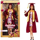 Hediye edilmeye hazır ambalajda bordo c&uuml;bbesi ve p&uuml;sk&uuml;ll&uuml; kepiyle koleksiyona uygun Barbie Signature Mezuniyet Dilekleri bebe