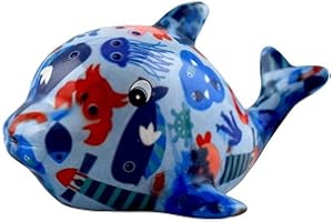 Salvadanaio di Pomme Pidou. Oggetto realizzato in ceramica a forma di delfino. Variante: anchors-aweigh-carribeanblue. Dimensioni: approx. L 13 x d 9 x h 7 cm. La referenza e' 148-00680f