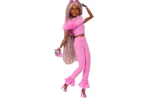 Barbie Deluxe Style Muñeca n. 4 con conjunto de moda Barbiecore rosa claro de pantalón y top con cuello de piel, pelo trenzado rubio y moreno y accesorios divertidos, HYV28