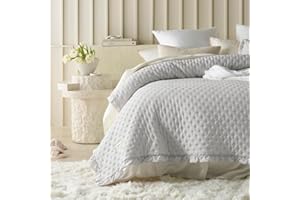 ROOM99 Molly Elegante copriletto grigio chiaro, 240 x 260 cm, versatile come copriletto o copridivano, coperta per letto e divano, trapunta stile ideale come bedspread