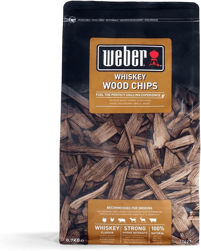 Weber Räucherchips (700g Packung) - Whiskey, aus Whiskeyfässern hergestellt, für Gemüse und alle Arten von Fleisch, EU-Produkt, nachhaltig gewonnen, FSC zertifiziertes Holz (FSC Mix) (17627)