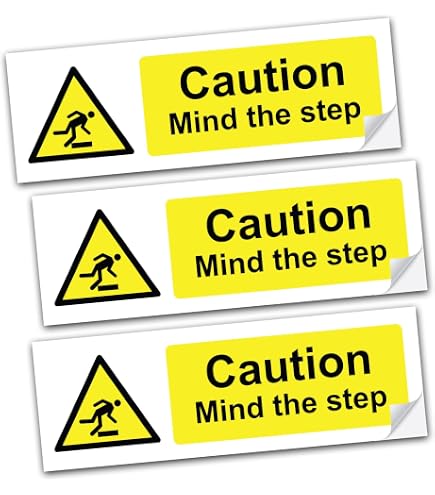 Cartello Fosforescente VSafety 'Caution Mind The Step' – 150 X 200 Mm, Plastica Rigida, Norme EN ISO 7010 - 2