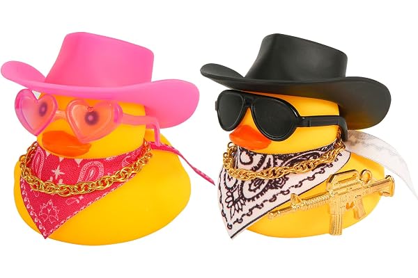 2 Pièces Canard Voiture, Drôles Canards en Caoutchouc Décoration Tableau de Bord Voiture avec Chapeau de Cowboy Mini Écharpe Collier et Lunettes de Soleil Pour Voiture Bureau Bureau Décoration