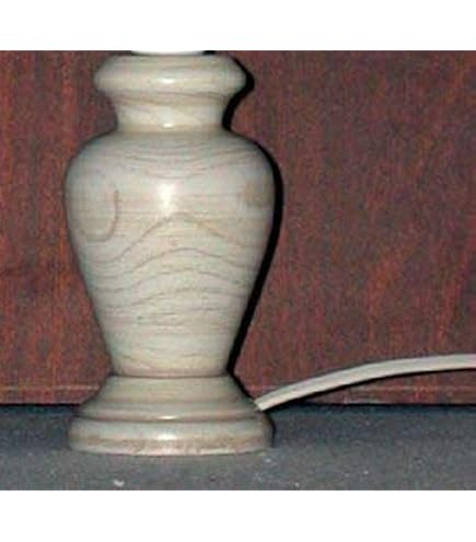 Lampada da tavolo tornita. Realizzata in legno massello di pino. Grezza, pronta per essere dipinta. Dimensioni: altezza 29 cm. Diametro base: 12 cm. | Leroy Merlin