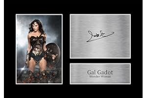 HWC Trading A4 Gal Gadot Batman v Superman Wonder Woman Geschenke Geducktes Signiertes Autogramm Foto für Fans von Film Memorabilien - A4