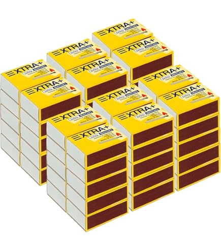 Un Paquet De Cigarettes Avec Des Allumettes Sur Un Fond Clair | Photo