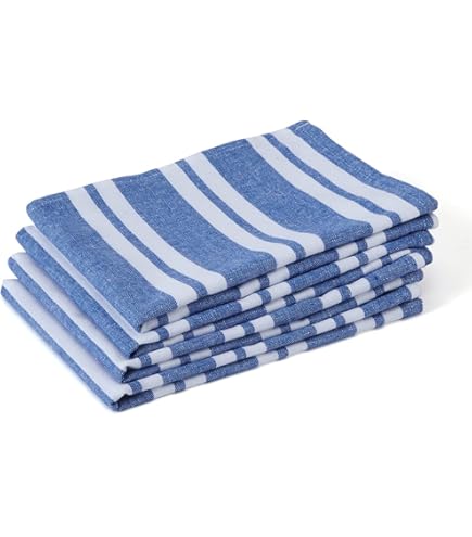 Witte En Blauwe Borden Om Te Eten, Bestekvorken, Messen, Lepels In Een Glas Voor Het Drogen Van Gerechten In De Keuken O 7826736